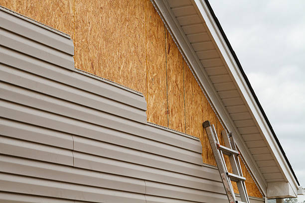 Professional Siding Contractor technician working in Bradley, FL